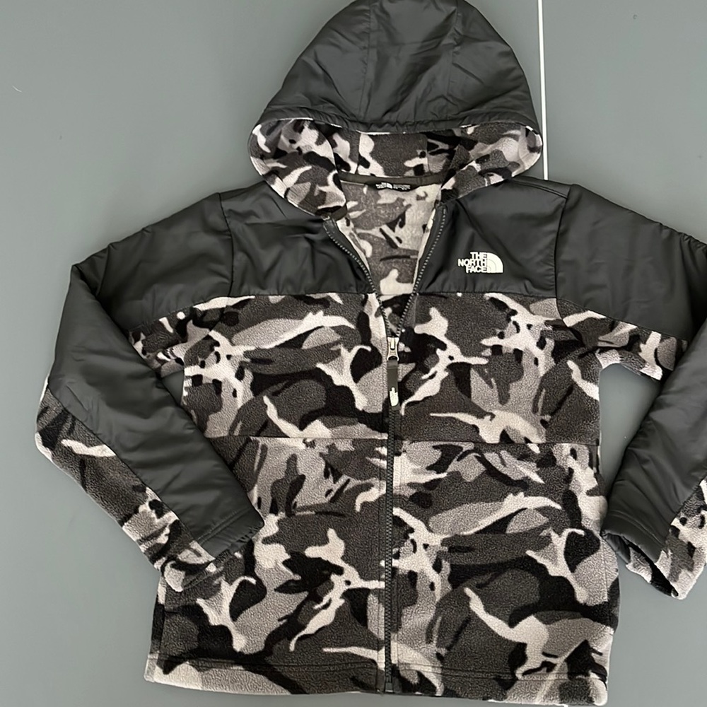 Boys 10/12 youth north face full zip hooded camo jacket in black and grey